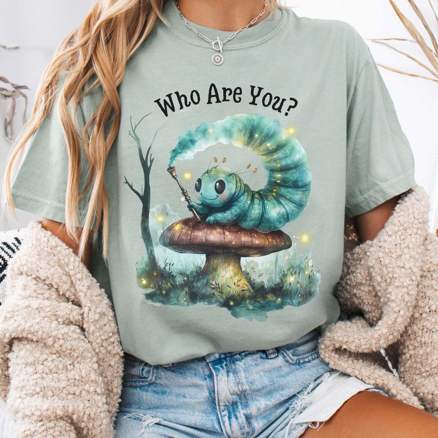 T-Shirt Bay / S Who Are You Caterpillar Shirt - Alice's Adventures in Wonderland The Mystic Eden