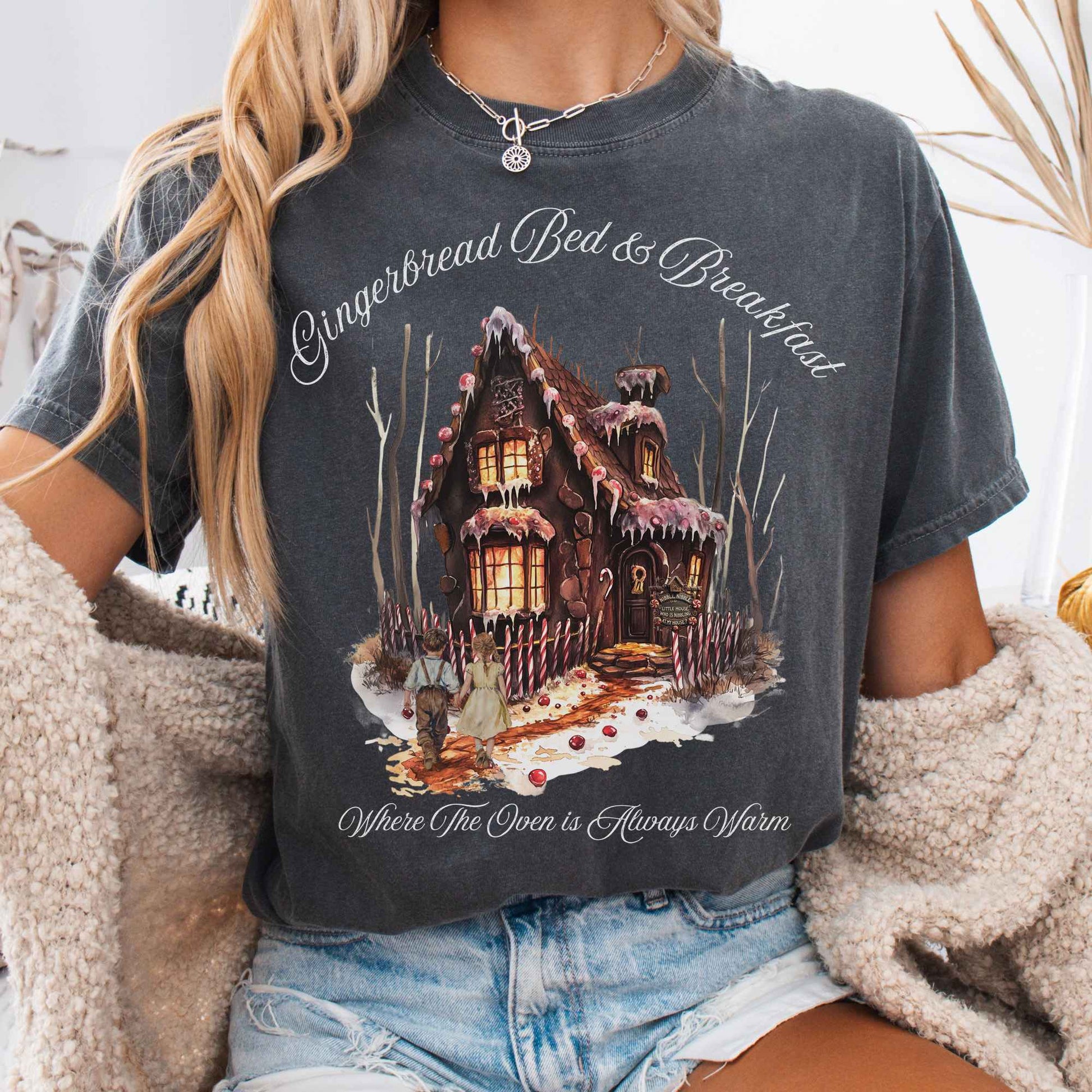 T-Shirt Pepper / S Gingerbread Bed & Breakfast Fairytale Shirt Halloween Shirt The Mystic Eden