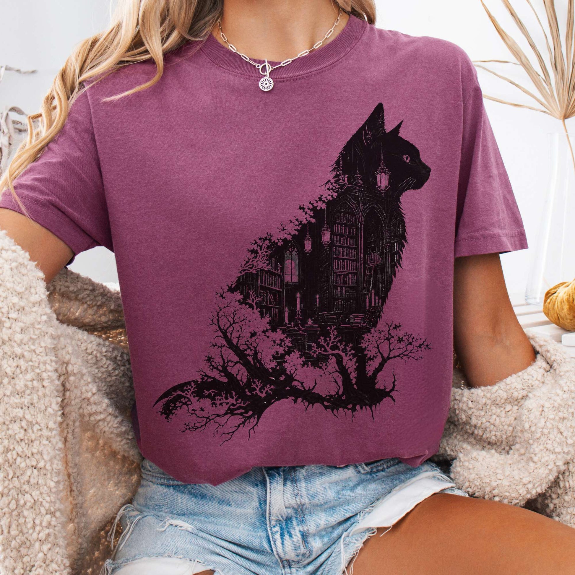 T-Shirt Berry / S The Cat and the Library Literary T-Shirt The Mystic Eden