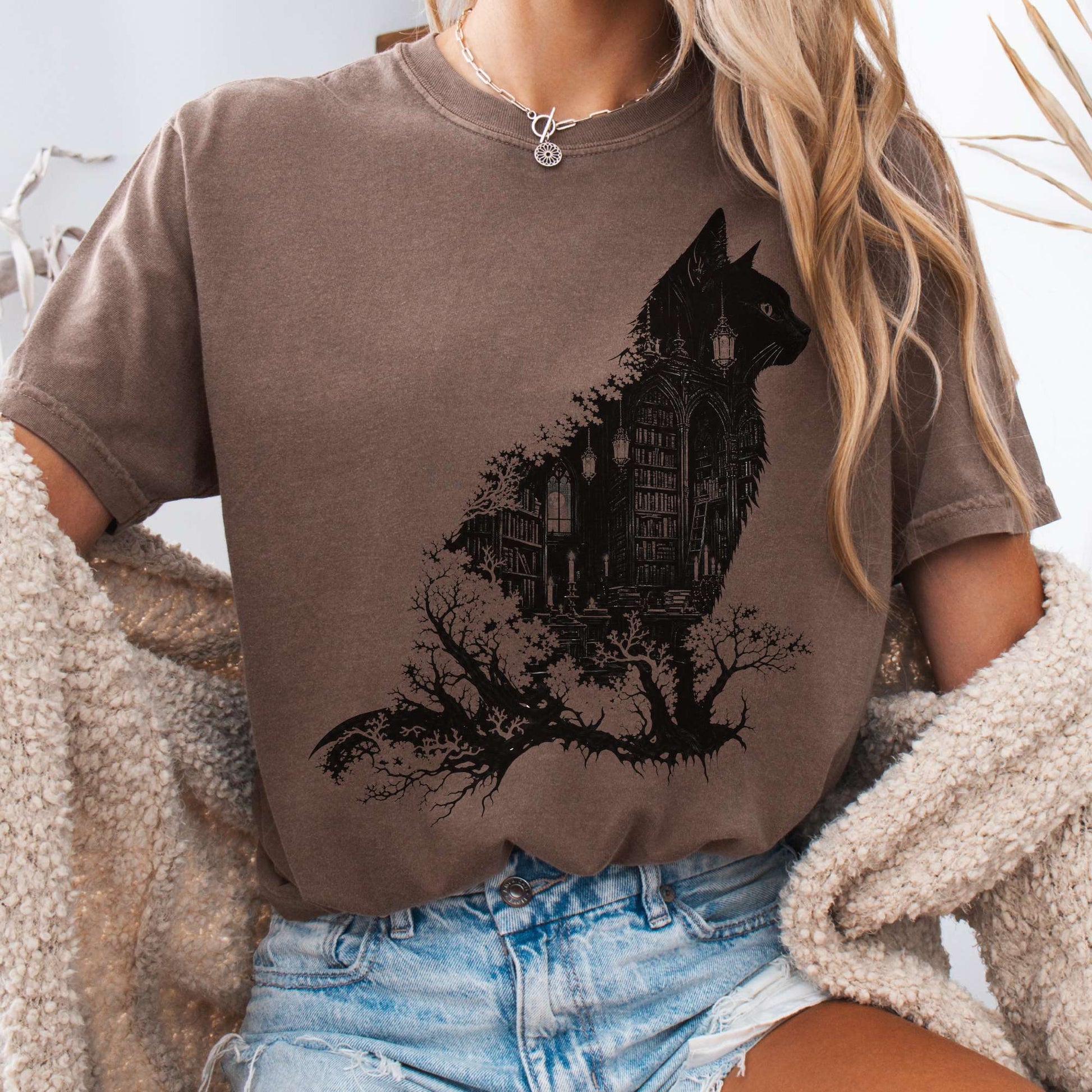 T-Shirt Espresso / S The Cat and the Library Literary T-Shirt The Mystic Eden