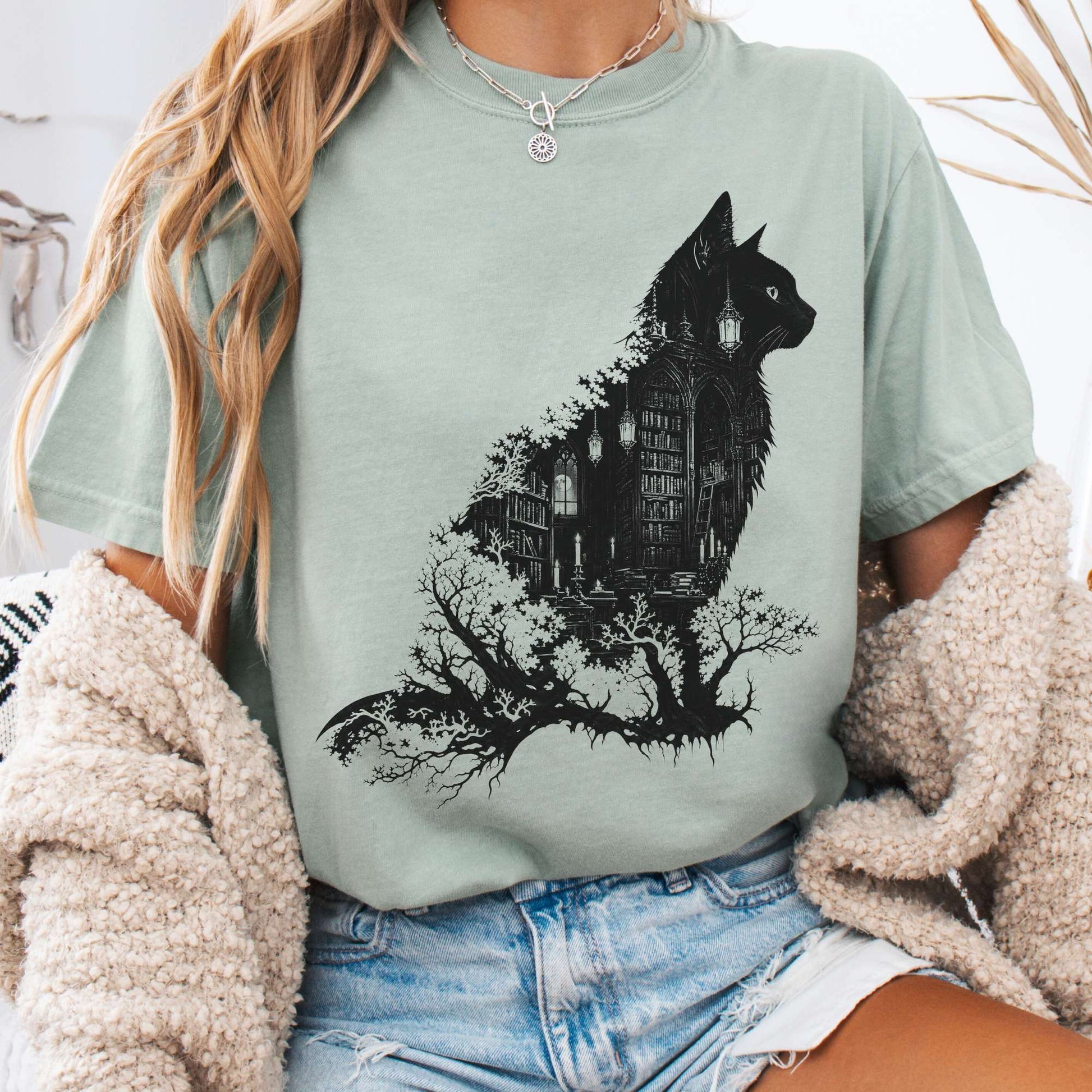 T-Shirt Bay / S The Cat and the Library Literary T-Shirt The Mystic Eden