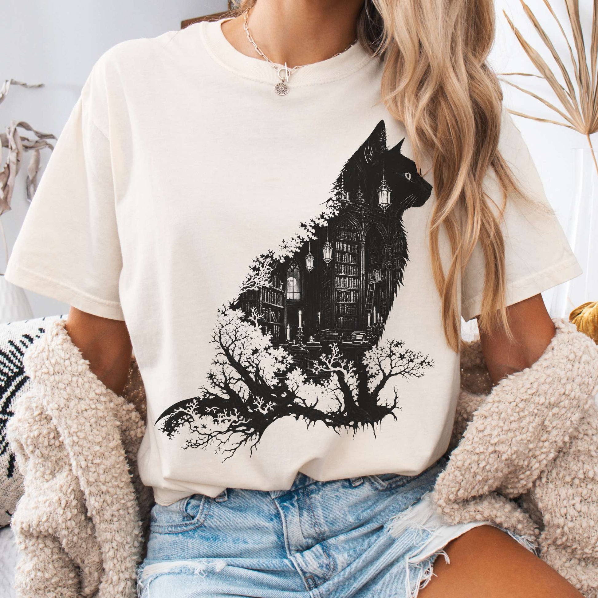 T-Shirt Ivory / S The Cat and the Library Literary T-Shirt The Mystic Eden