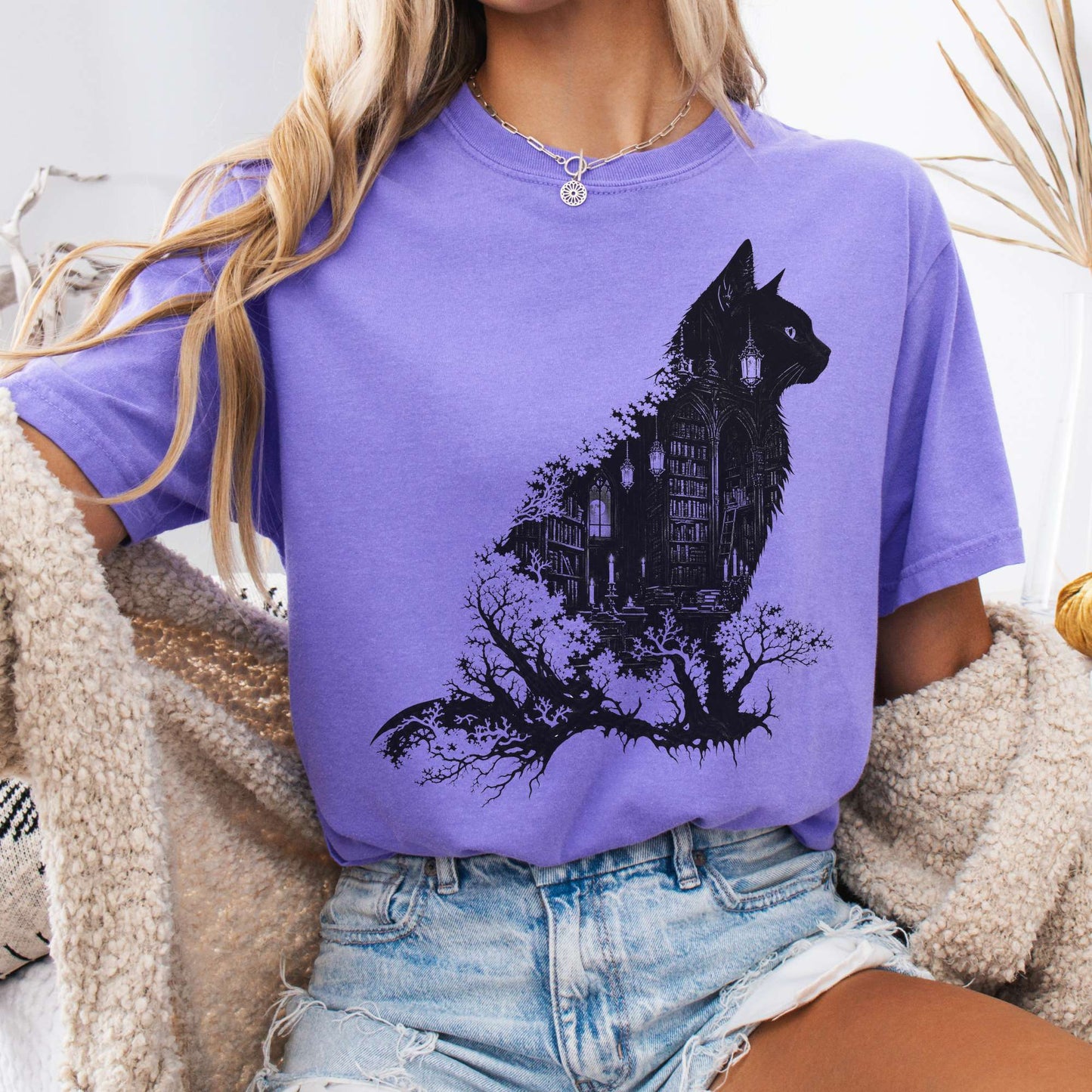T-Shirt Violet / S The Cat and the Library Literary T-Shirt The Mystic Eden