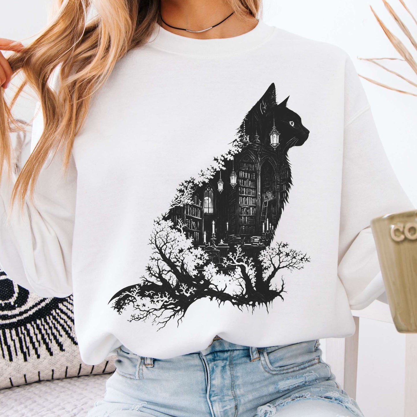 Sweatshirt White / S The Cat and the Library Literary Crewneck Sweatshirt The Mystic Eden