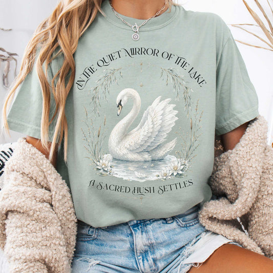 T-Shirt Bay / S In The Quiet Mirror Swan T-Shirt The Mystic Eden