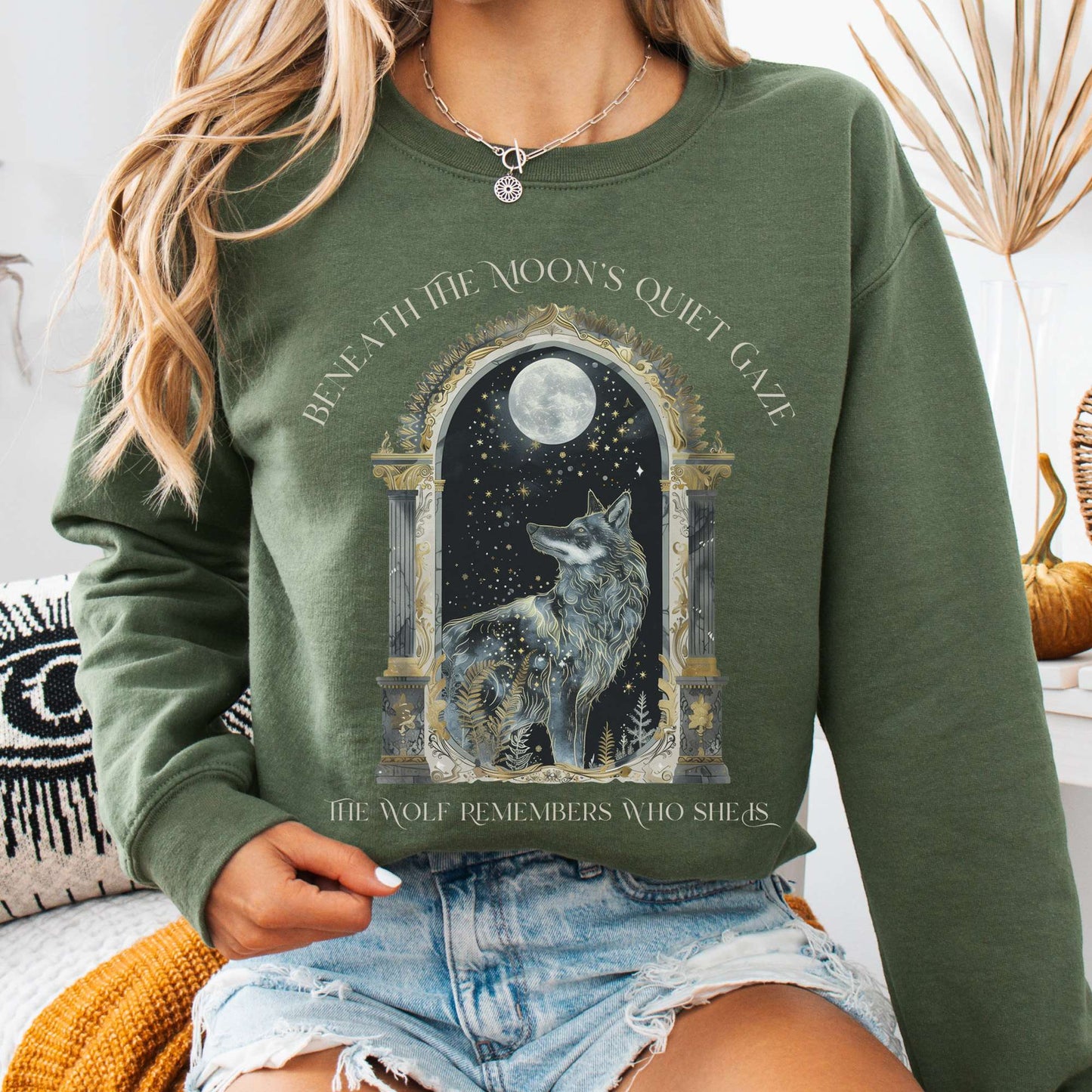 Sweatshirt Military Green / S Beneath The Moon The Wolf Remembers Who She Is Sweatshirt The Mystic Eden