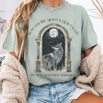 T-Shirt Bay / S Beneath The Moon The Wolf Remembers Who She Is Tee The Mystic Eden