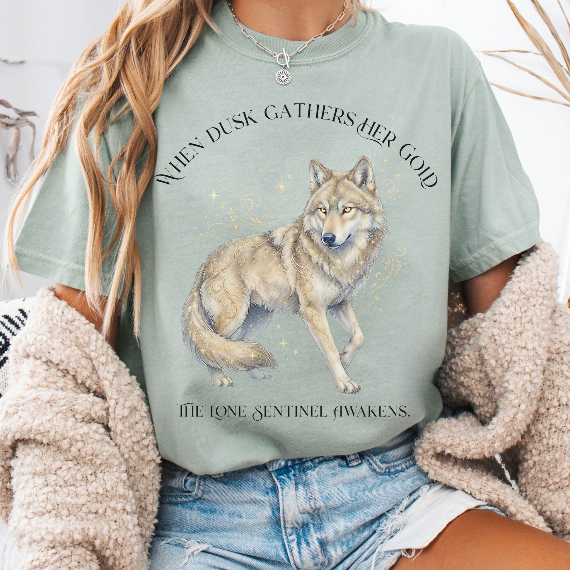 T-Shirt Bay / S When Dusk Gathers Her Gold Mystical Wolf The Mystic Eden