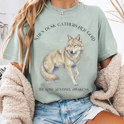 T-Shirt Bay / S When Dusk Gathers Her Gold Mystical Wolf The Mystic Eden