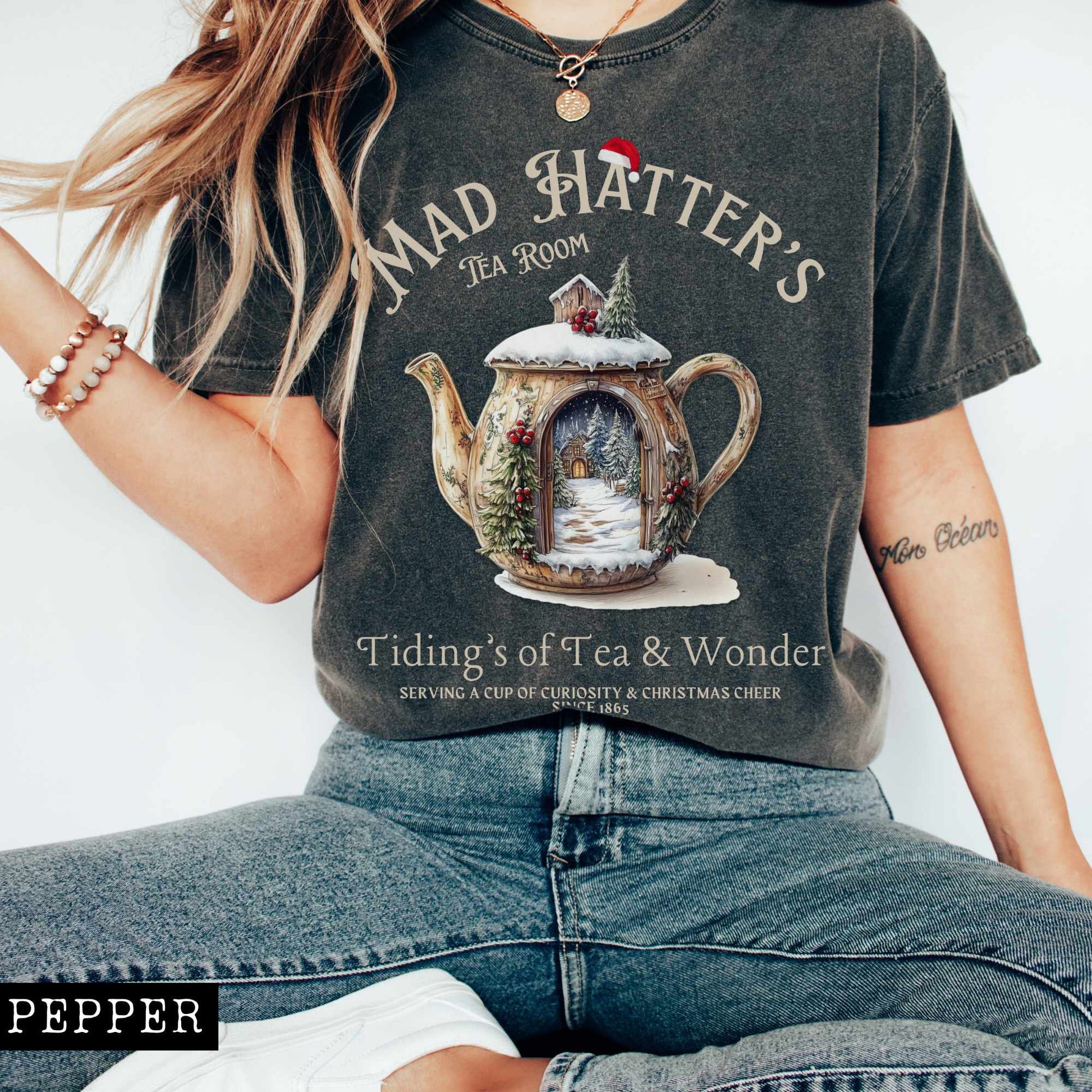 T-Shirt Christmas Vintage Mad Hatter's Tea Room Shirt - Christmas Edition Tee The Mystic Eden