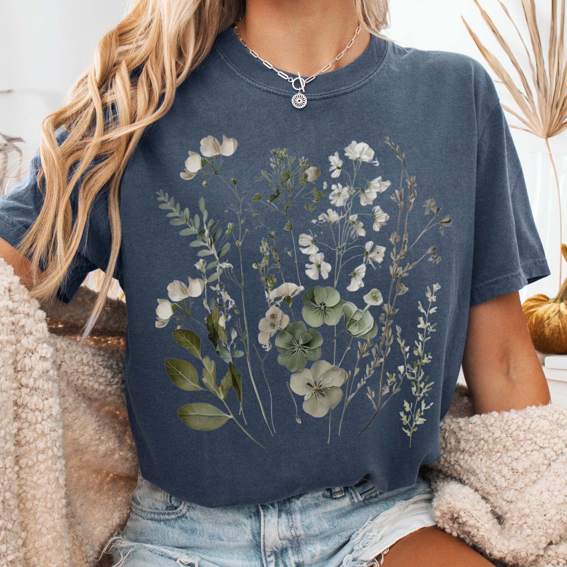 T-Shirt Denim / S Vintage cottagecore sage and white wildflower shirt The Mystic Eden