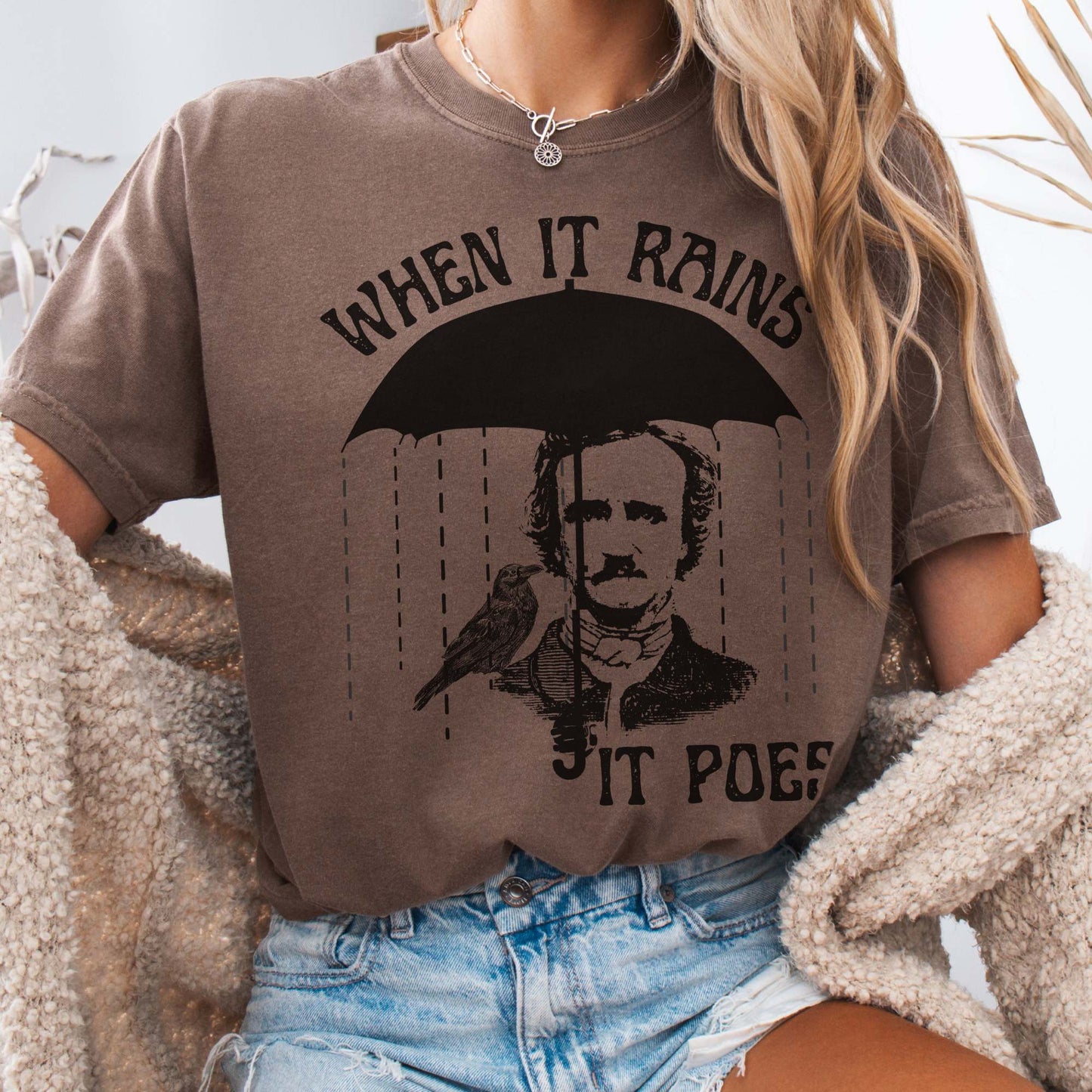 T-Shirt Espresso / S When It Rains It Poes Tee The Mystic Eden