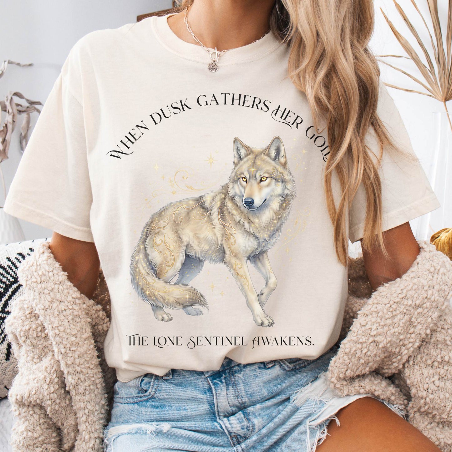 T-Shirt Ivory / S When Dusk Gathers Her Gold Mystical Wolf The Mystic Eden