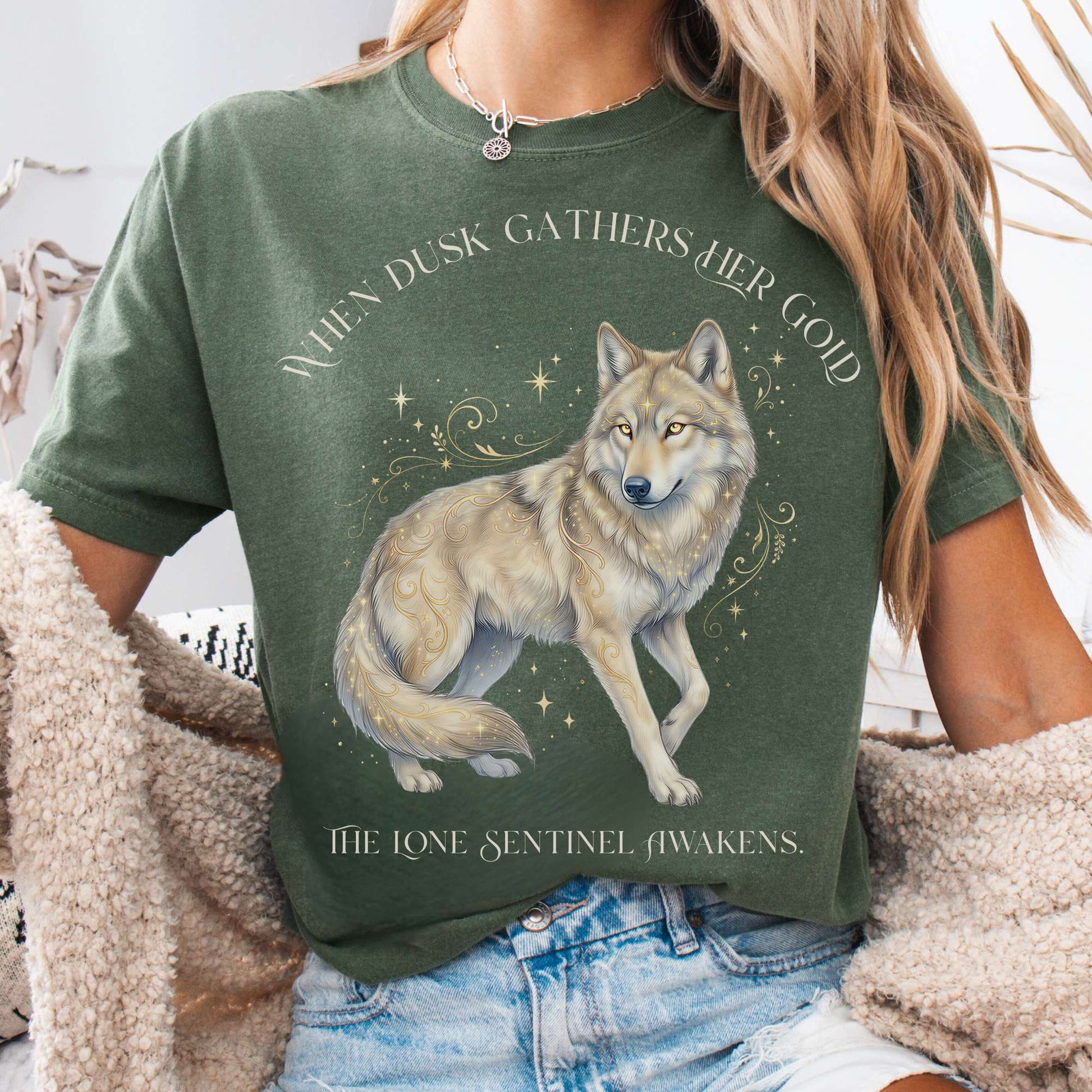 T-Shirt Moss / S When Dusk Gathers Her Gold Mystical Wolf The Mystic Eden