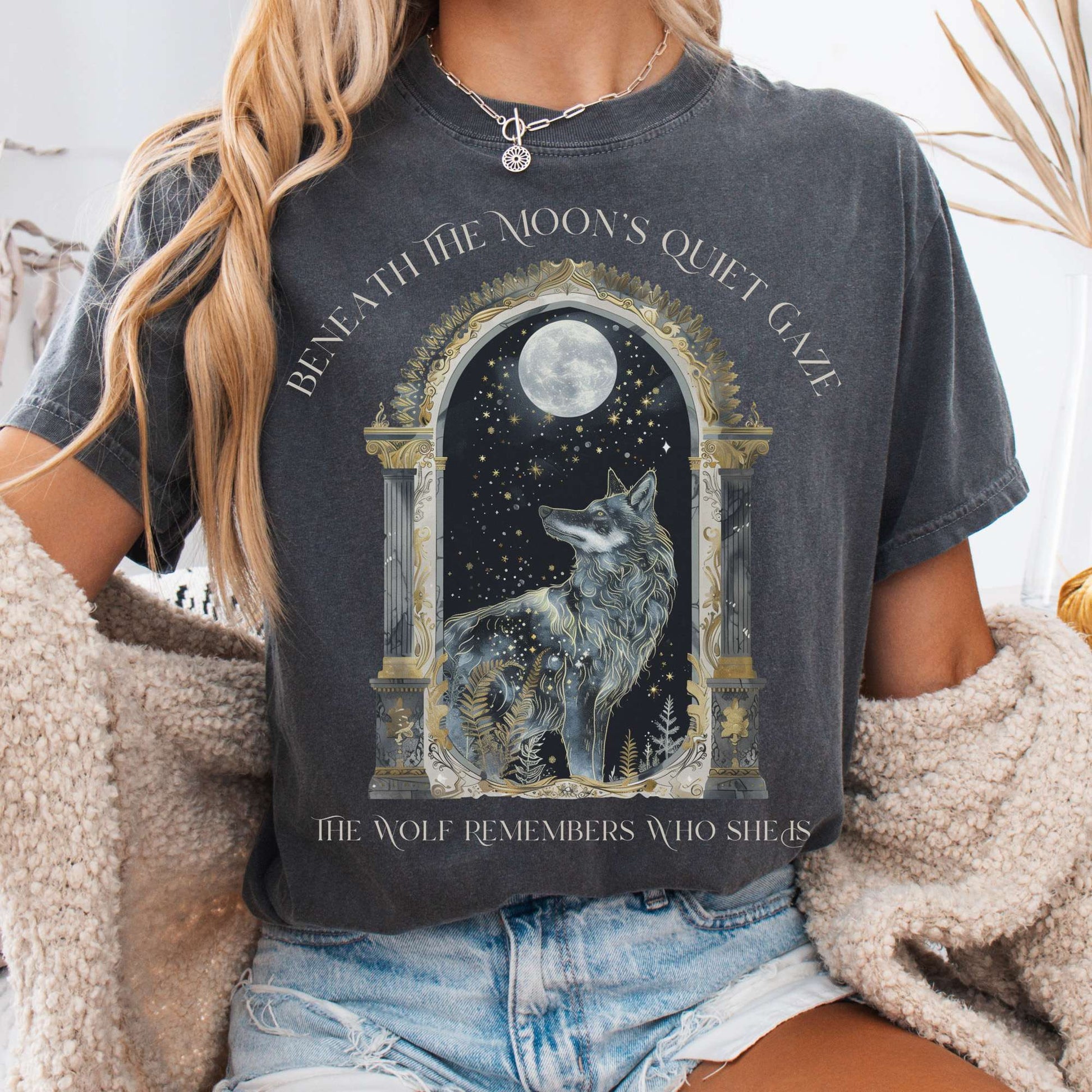 T-Shirt Pepper / S Beneath The Moon The Wolf Remembers Who She Is Tee The Mystic Eden