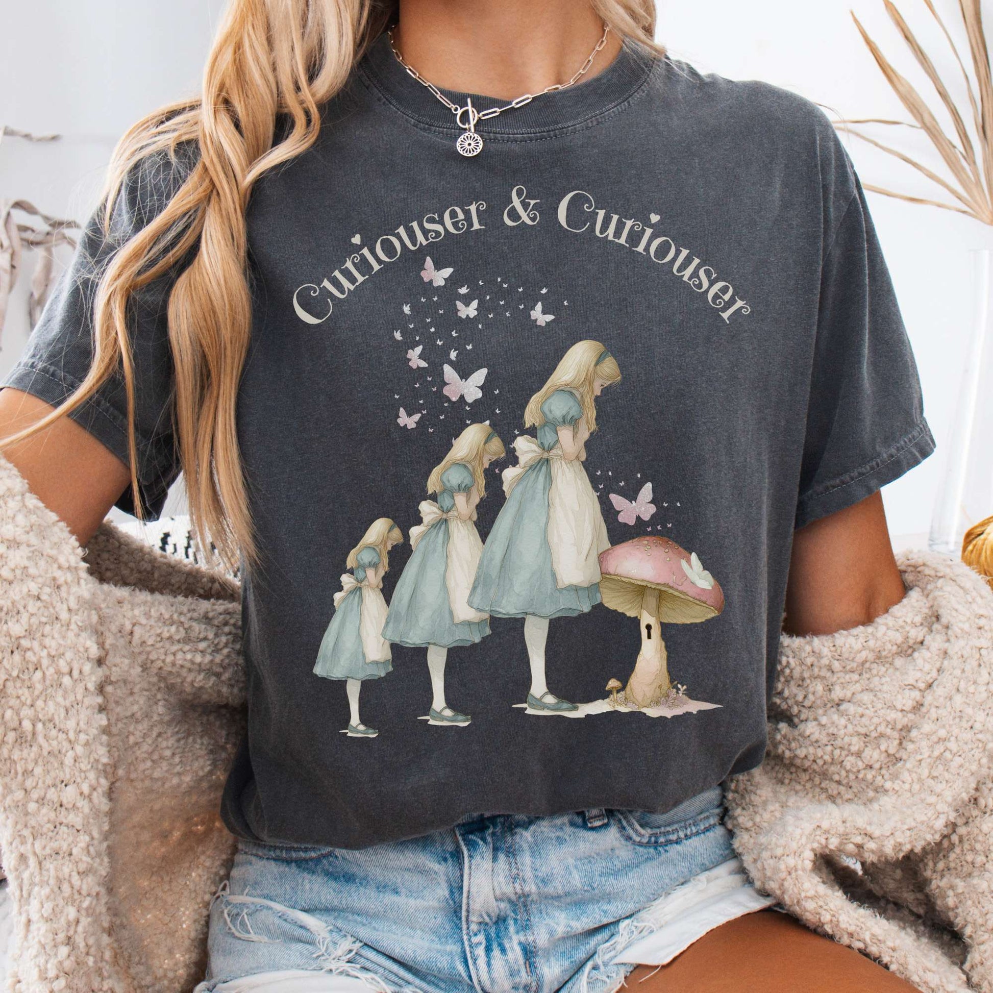 T-Shirt Pepper / S Curiouser and Curiouser Alice Tee The Mystic Eden