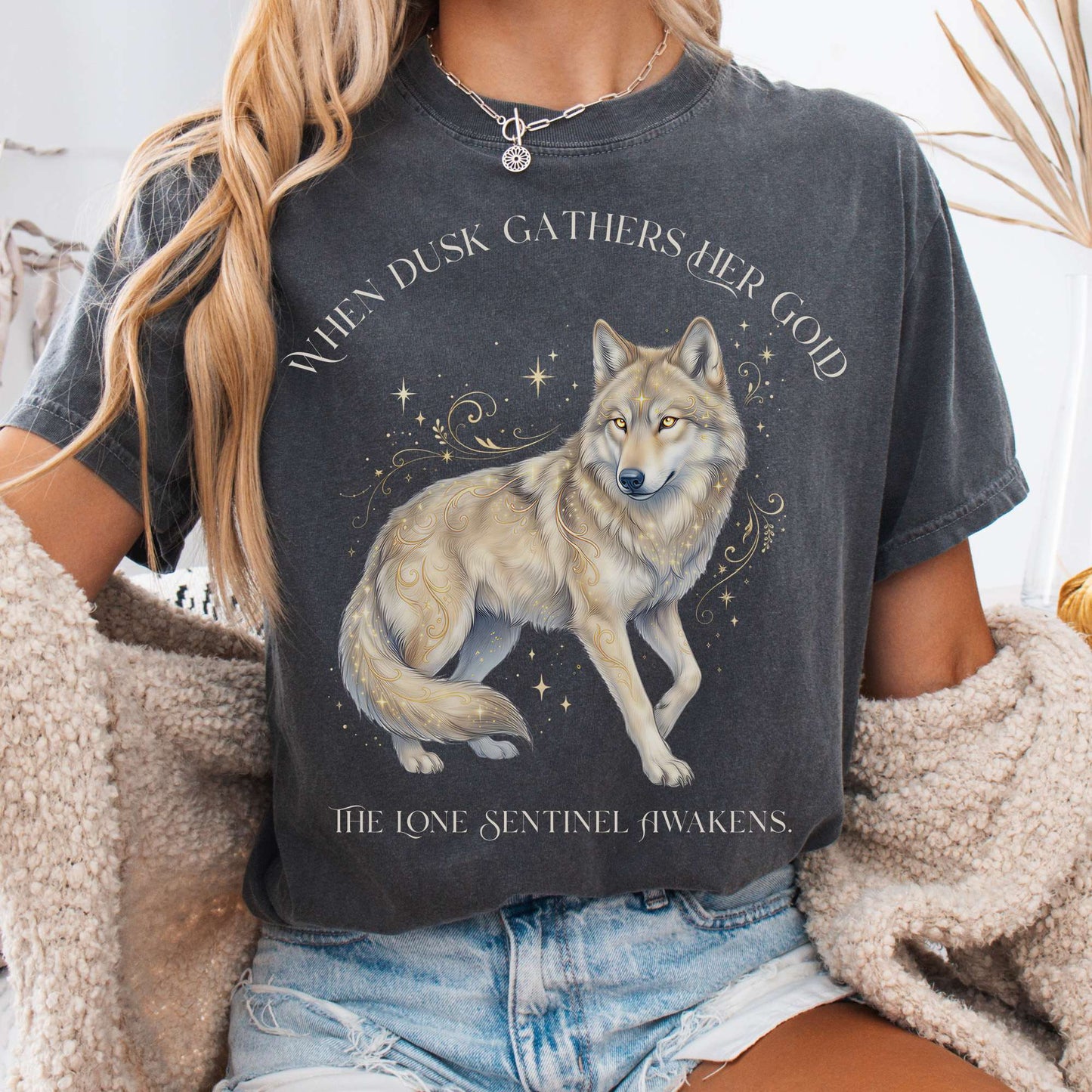 T-Shirt Pepper / S When Dusk Gathers Her Gold Mystical Wolf The Mystic Eden
