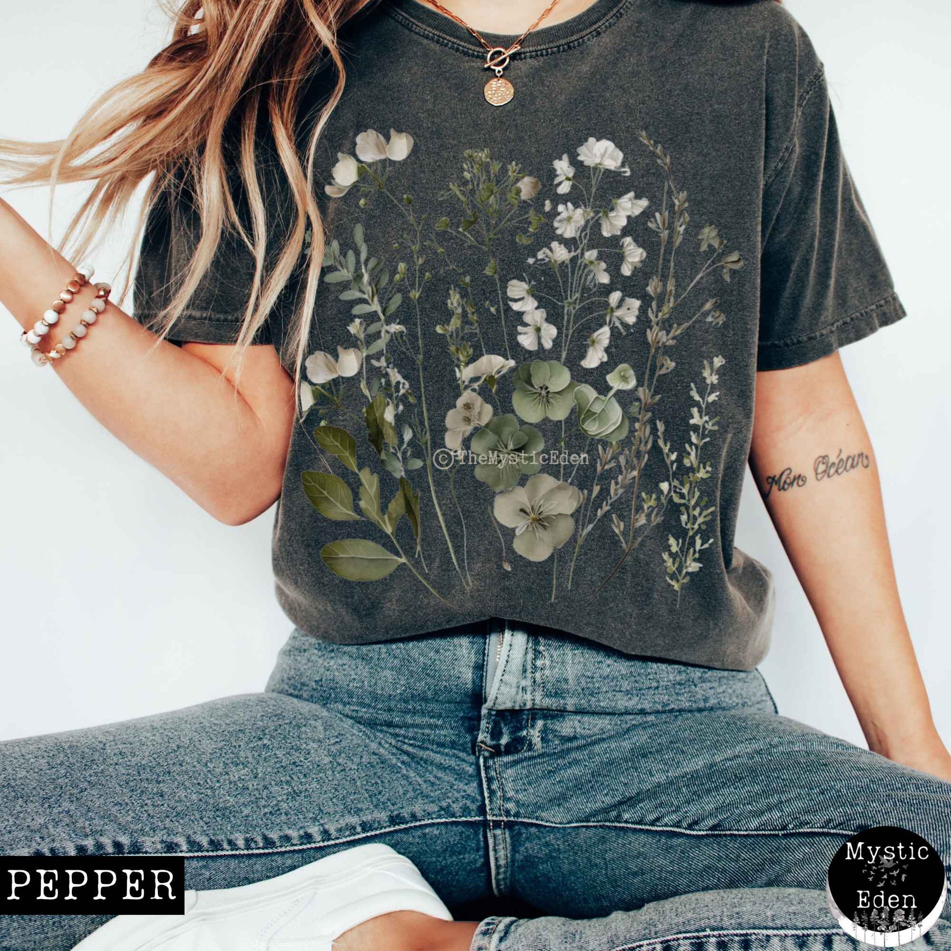 T-Shirt Vintage cottagecore sage and white wildflower shirt The Mystic Eden