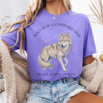 T-Shirt Violet / S When Dusk Gathers Her Gold Mystical Wolf The Mystic Eden